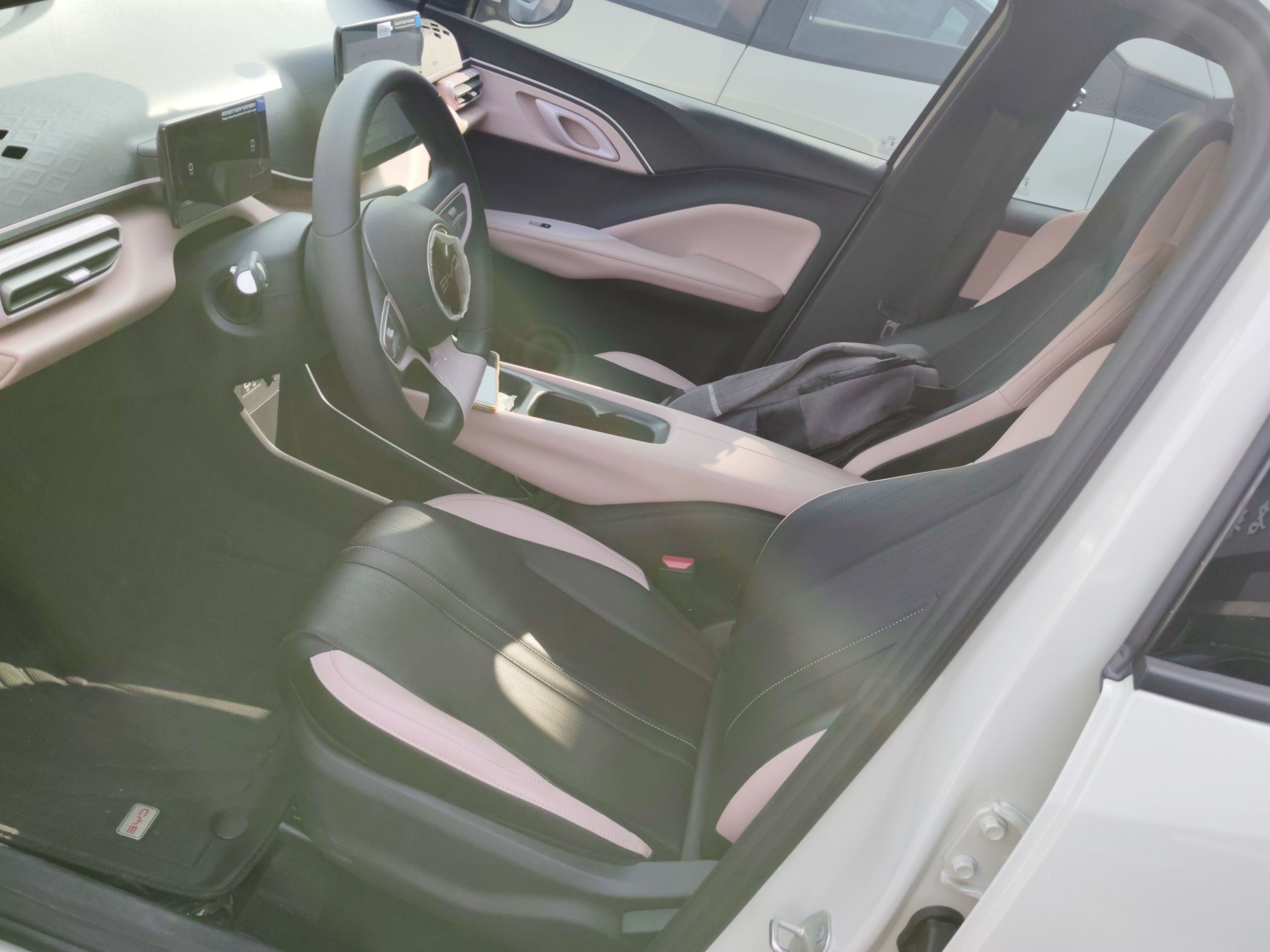 المقاعد الأمامية داخل السيارة