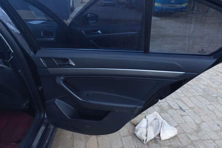 Used Volkswagen Lavida 2015 1.6L Manual Comfort Edition
