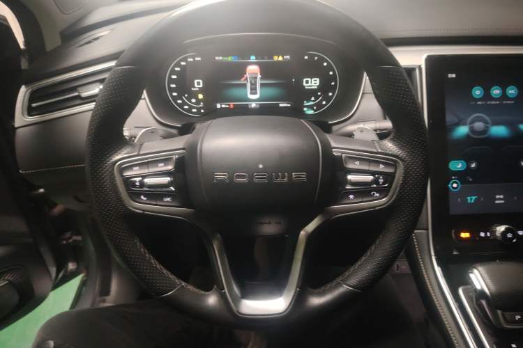 Used Roewe i6 MAX 2020 300TGI Automatic Supreme Edition with Cool Sunroof and Advanced Driving Features
