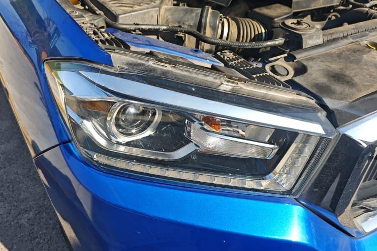 Used SAIC MAXUS T70 2019 2.0T Diesel Automatic Two-Wheel Drive Comfort Edition with Long Bed and High Ground Clearance
