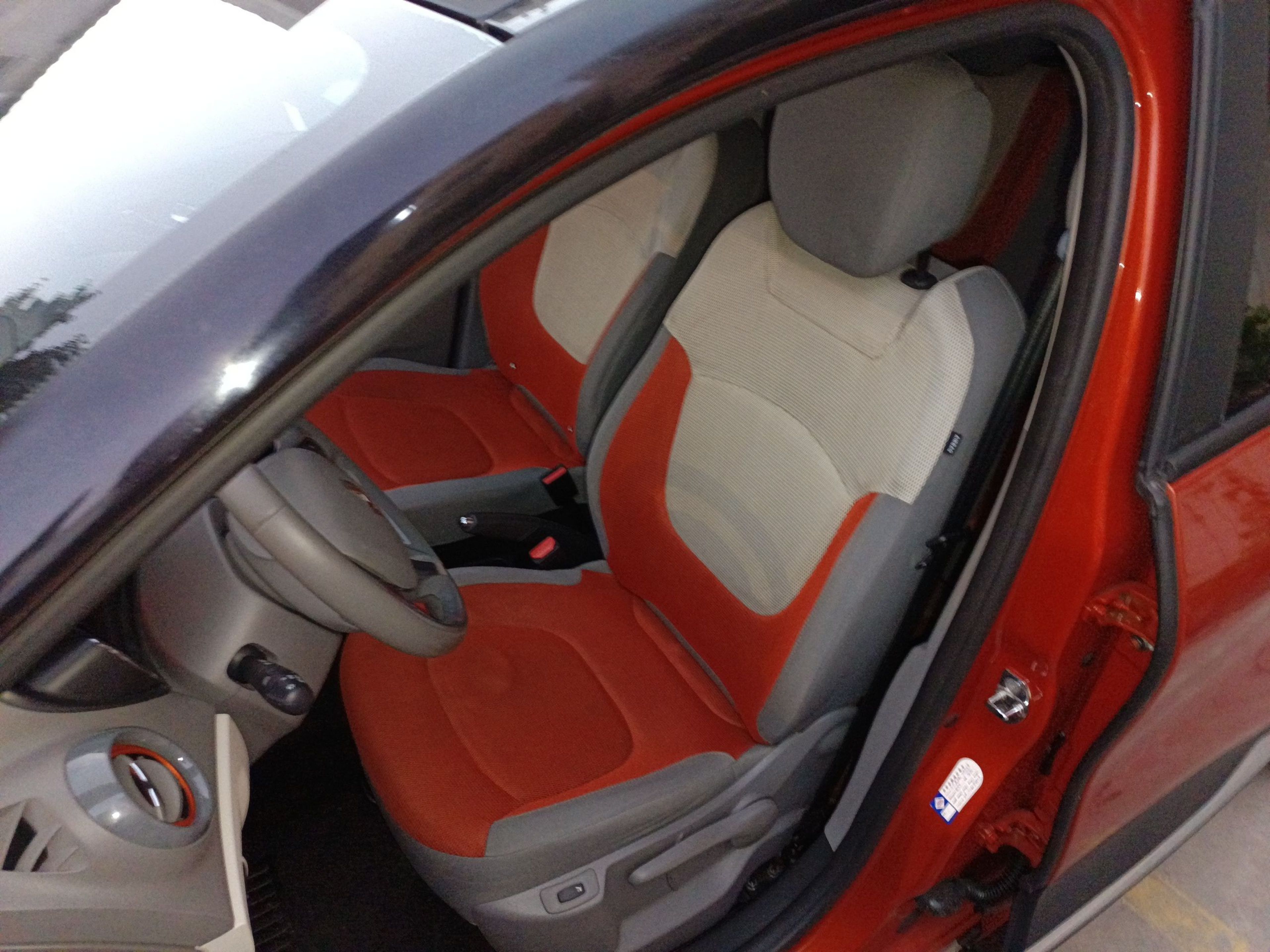 المقاعد الأمامية داخل السيارة