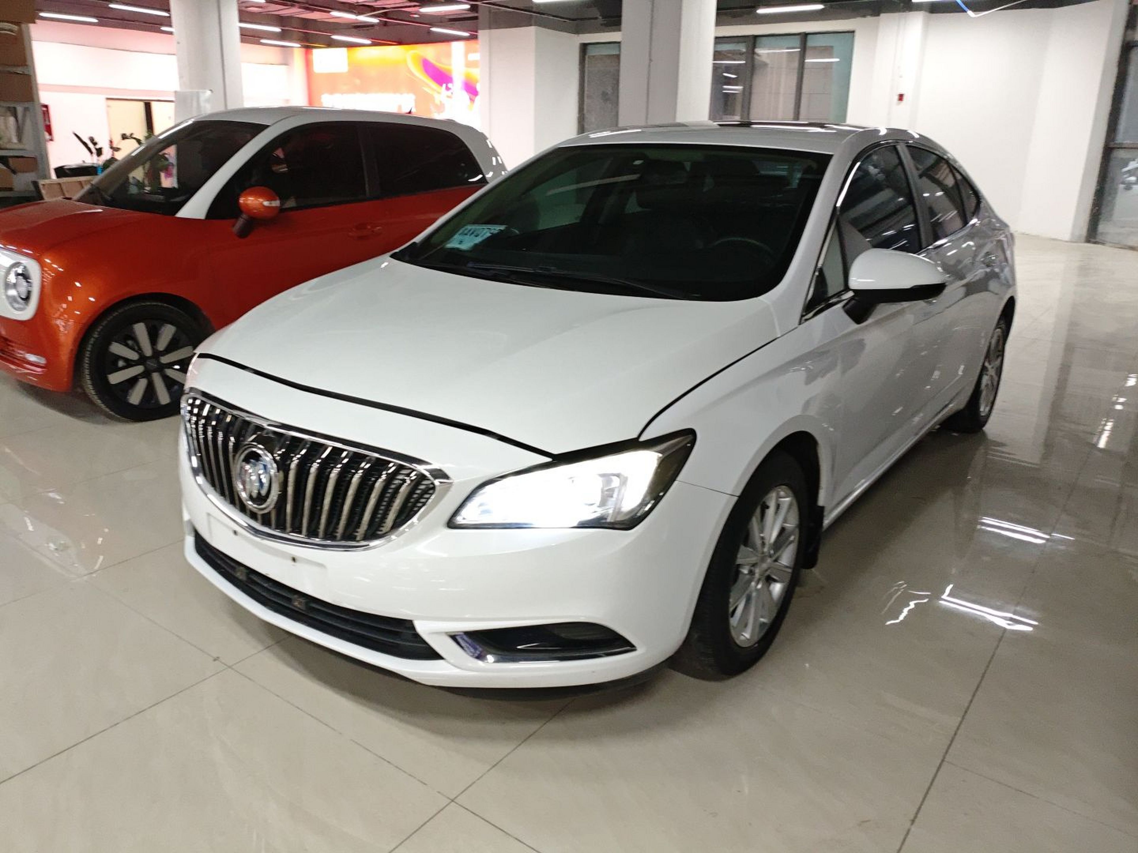 تحت مقدمة السيارة