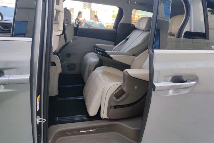 Used Denza D9 2022 DM-i 970 Four-Wheel Drive Flagship Model
