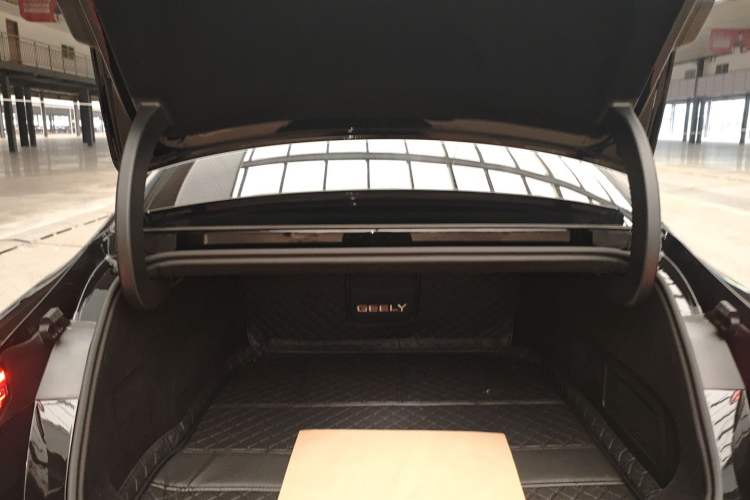 Used  Galaxy 8 2025 130km EM-i Deluxe Edition
