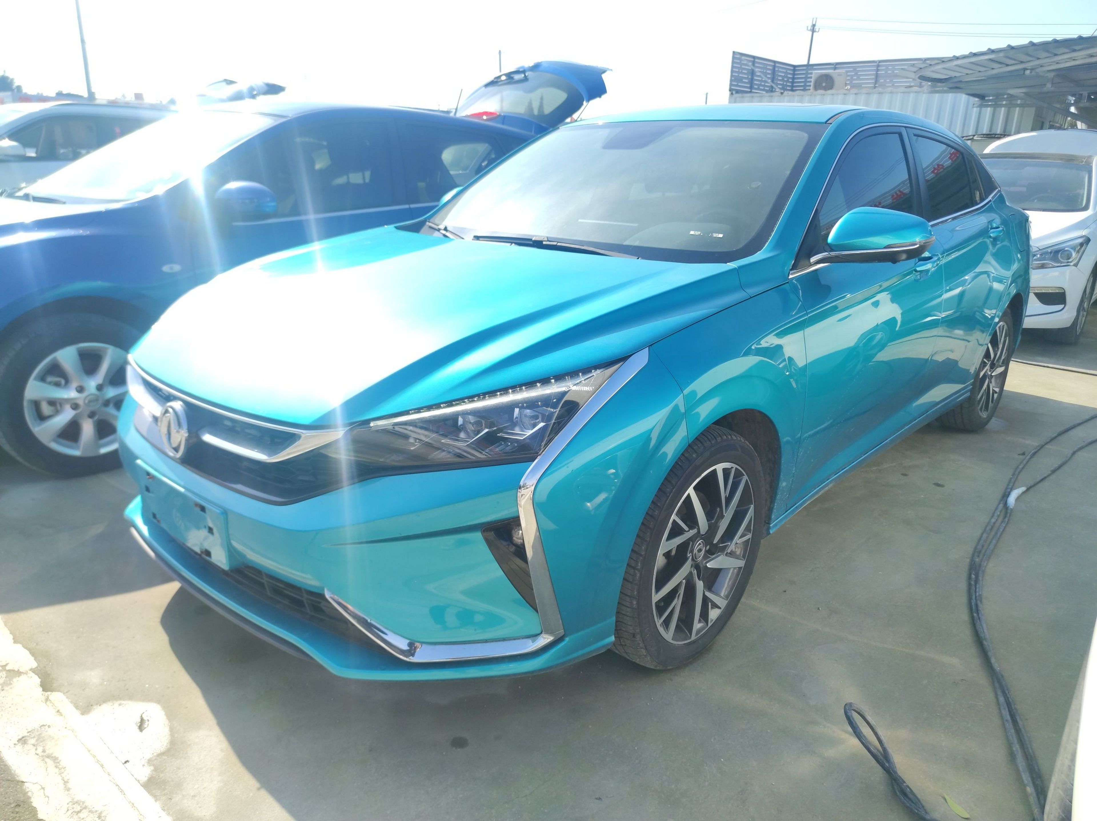 تحت مقدمة السيارة