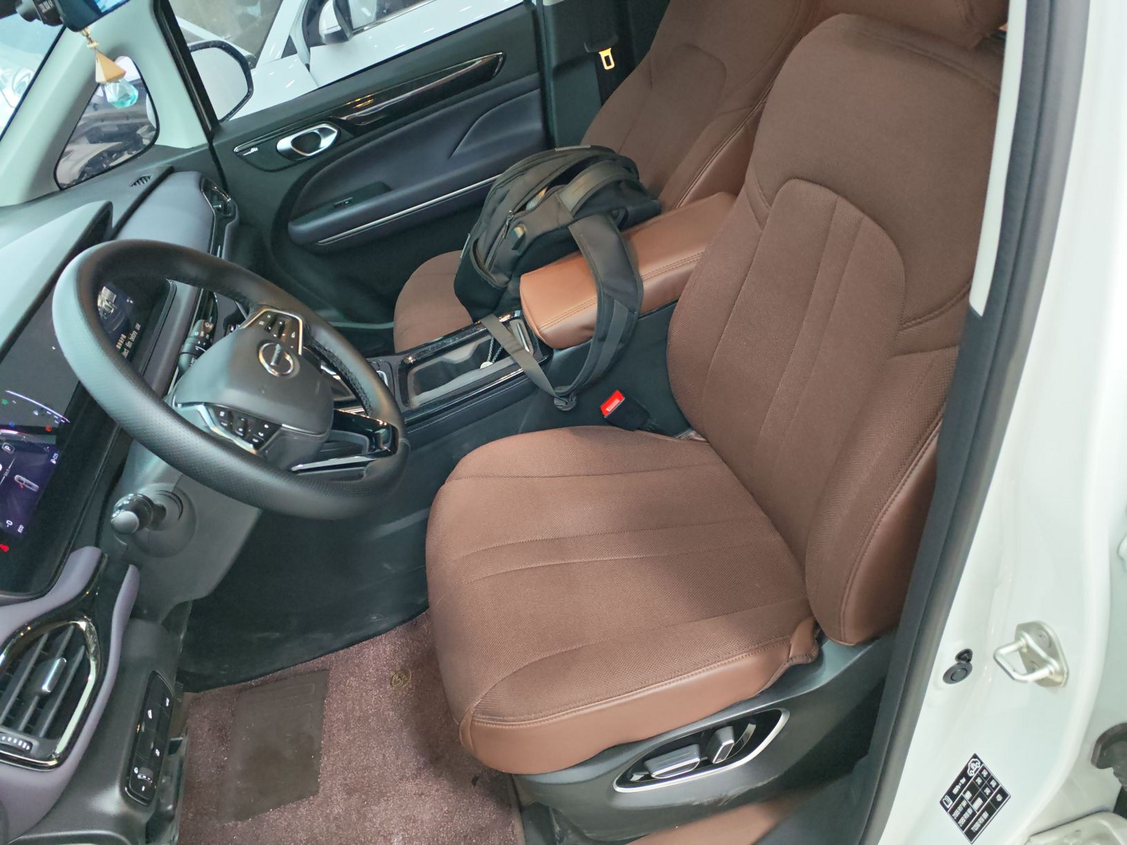 المقاعد الأمامية داخل السيارة