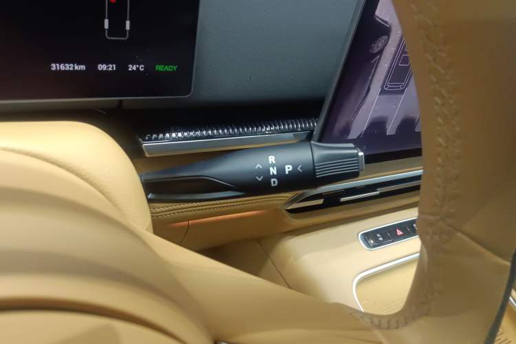 Used VOYAH Dream 2025 PHEV Four-Wheel-Drive Flagship Kunpeng Edition
