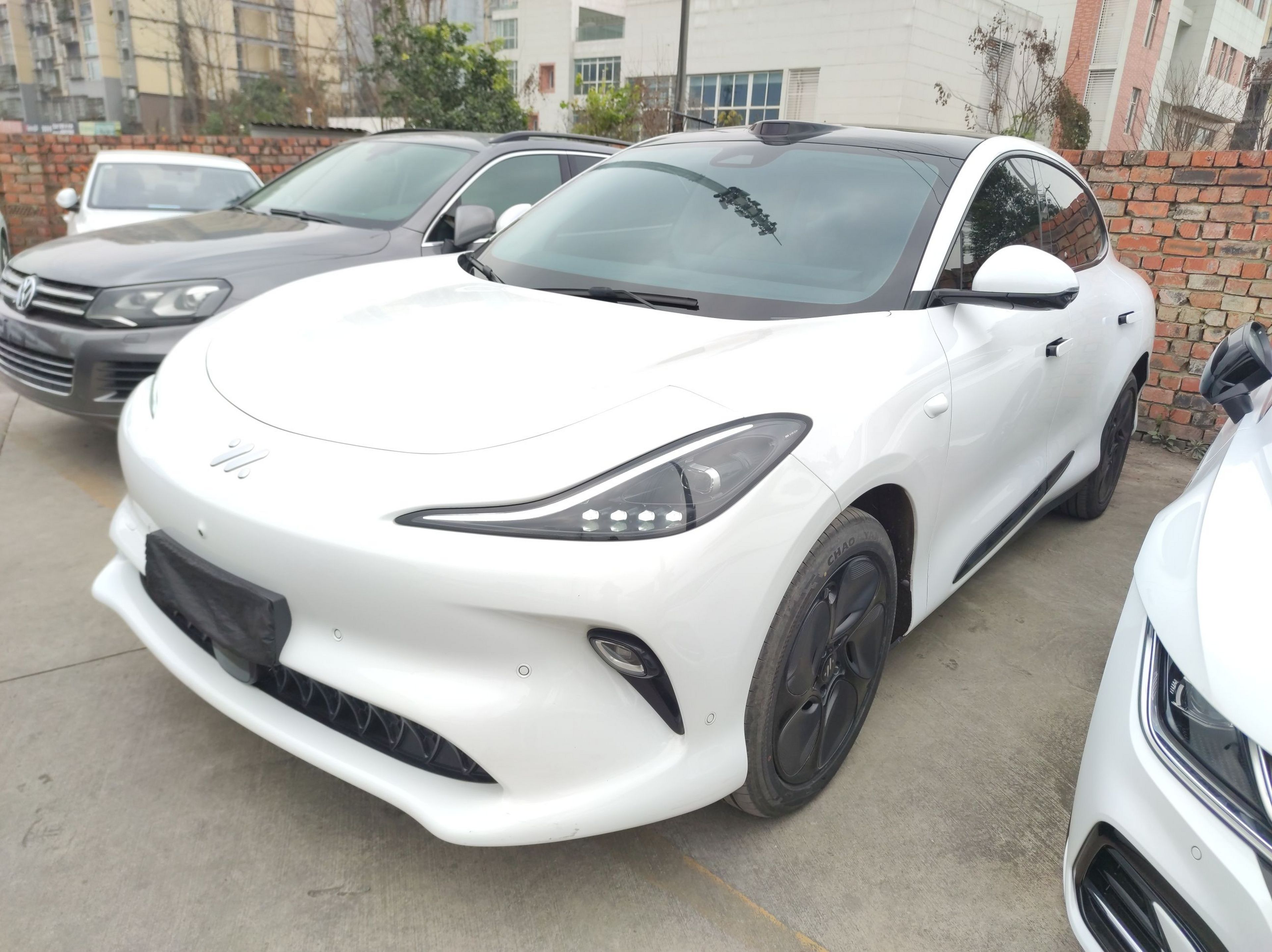 Под передней частью автомобиля