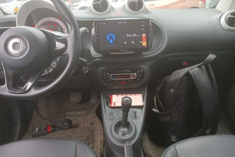 Used smart fortwo 2015 1.0L 52 kW hardtop Dynamic version
