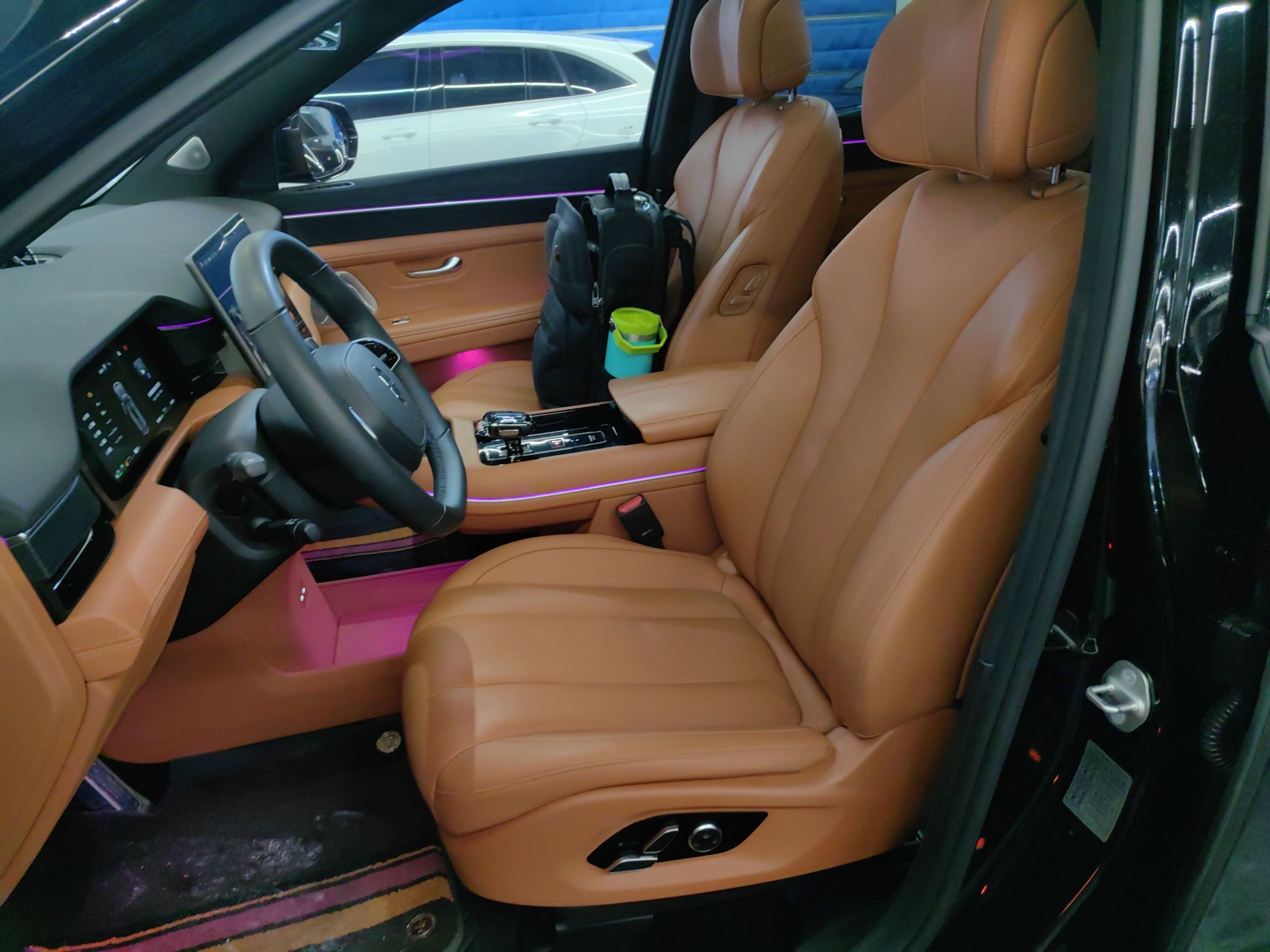 Переднее сиденье в автомобиле