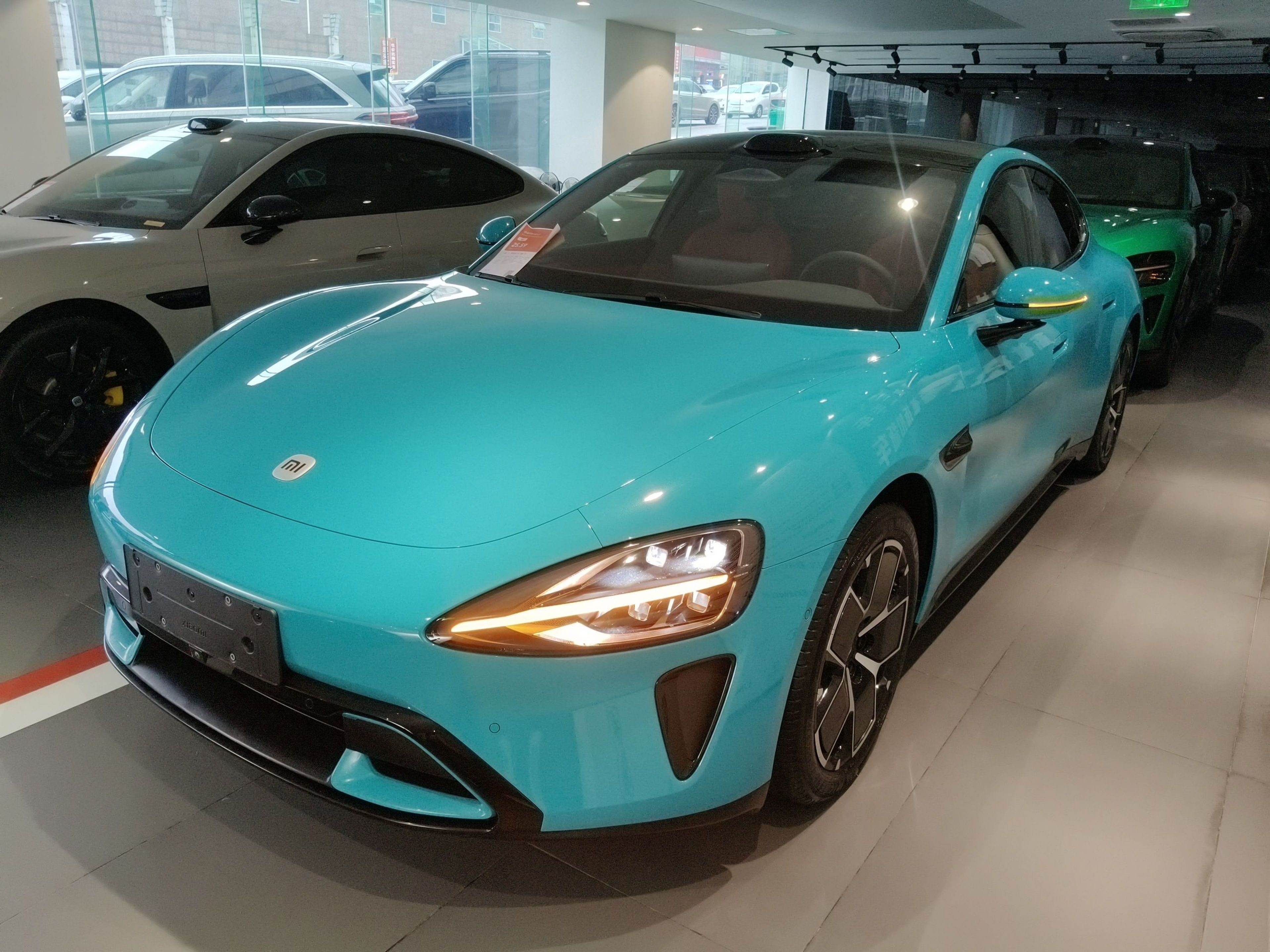 تحت مقدمة السيارة