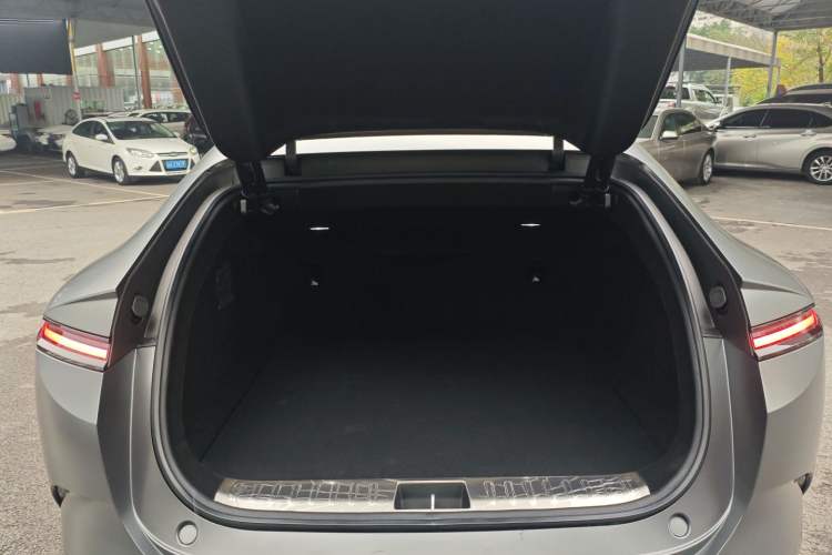 Used  12 2023 700 Three-Laser Rear-Wheel Drive Luxury Edition
