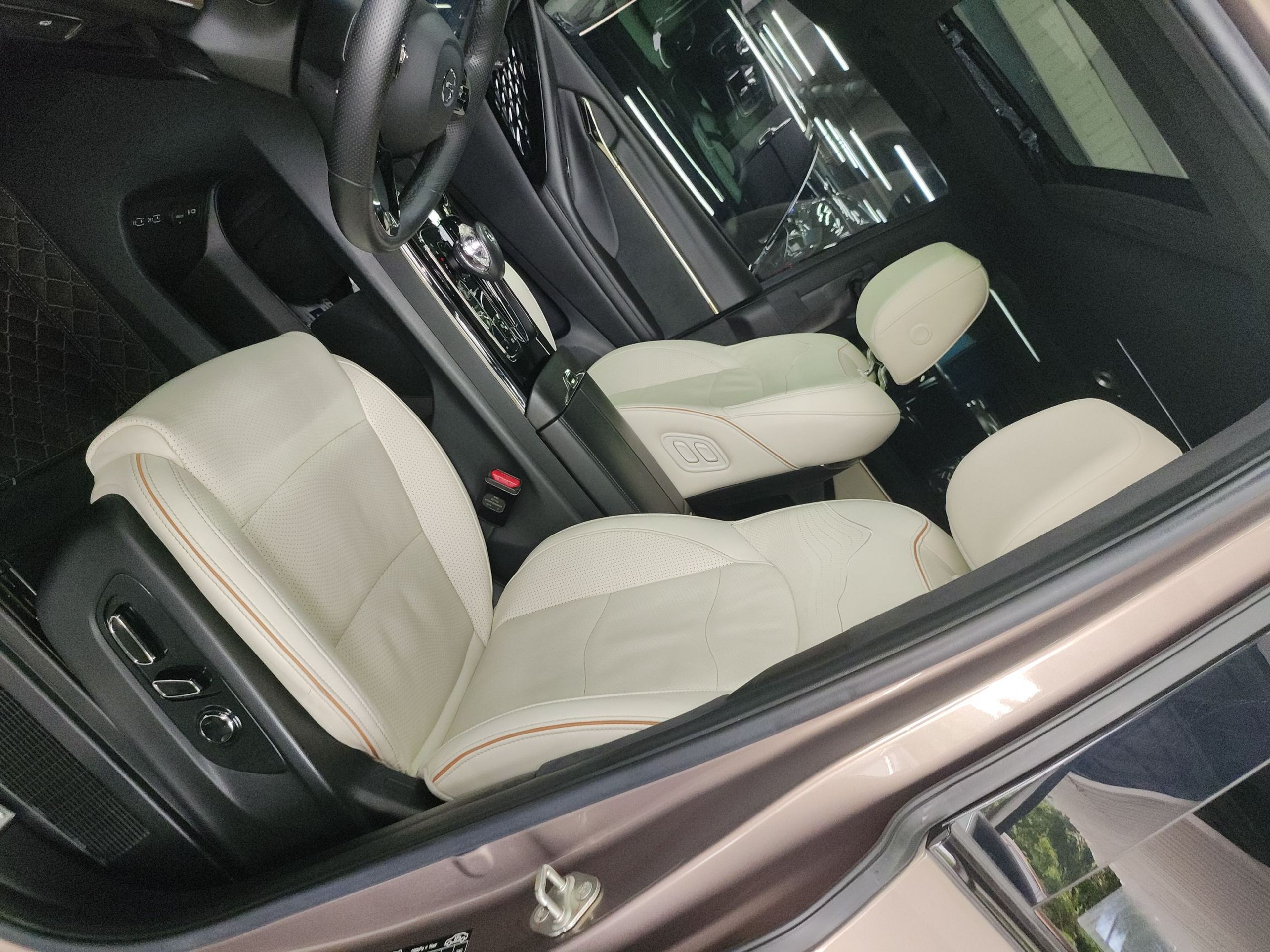 Переднее сиденье в автомобиле