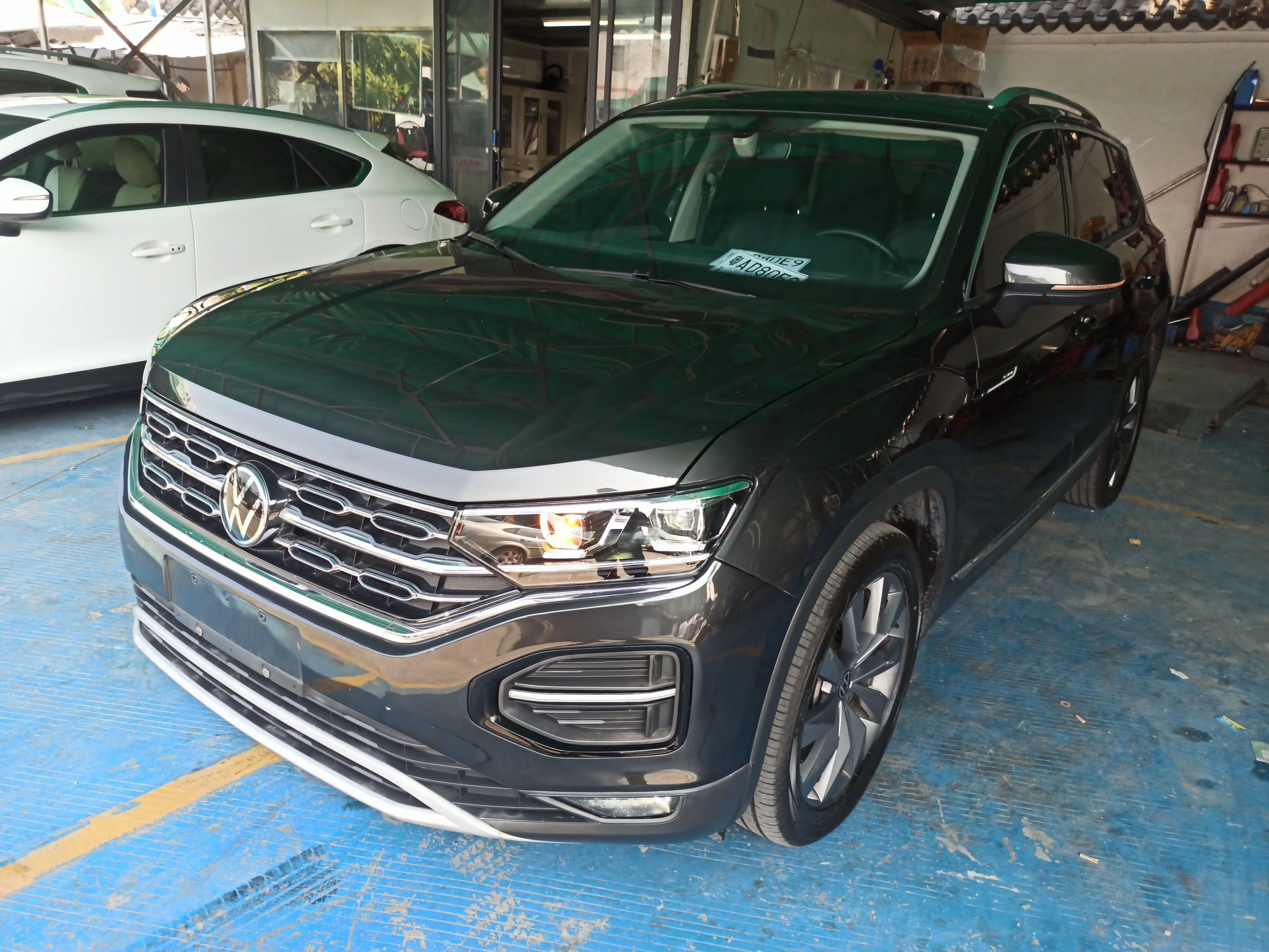 تحت مقدمة السيارة