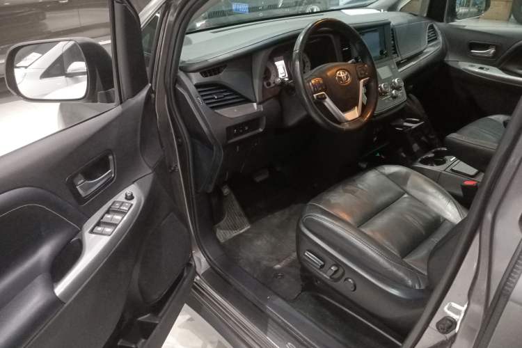 Used Toyota Sienna (Parallel Import) 2015 3.5L Automatic 7-Seater Parallel Import