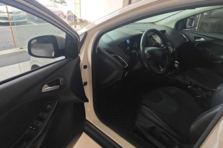 Used Ford Focus 2017 Hatchback 1.6L Automatic Fashion Edition Smart Drive Version
