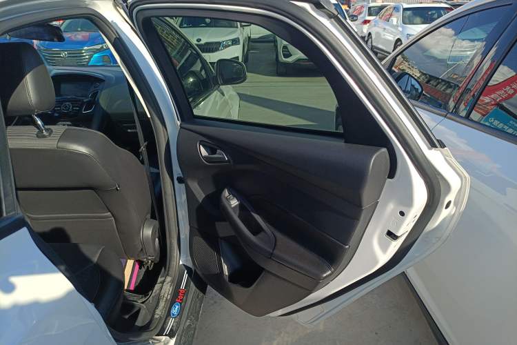 Used Ford Focus 2015 Hatchback 1.6L Automatic Fashion Edition
