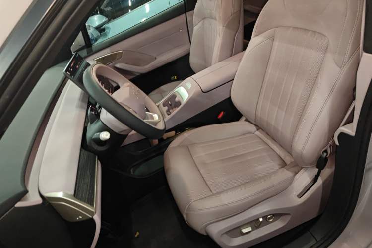 Used ONVO L60 2024 60 kWh All-Wheel Drive