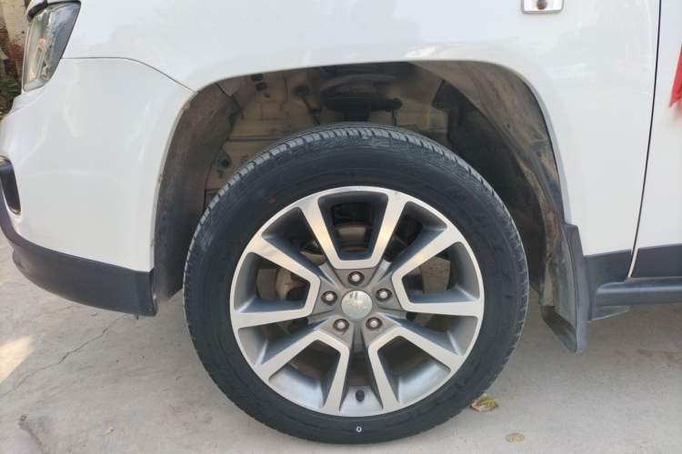 Used  Compass 2015 2.0L Two-Wheel Drive Luxury Edition