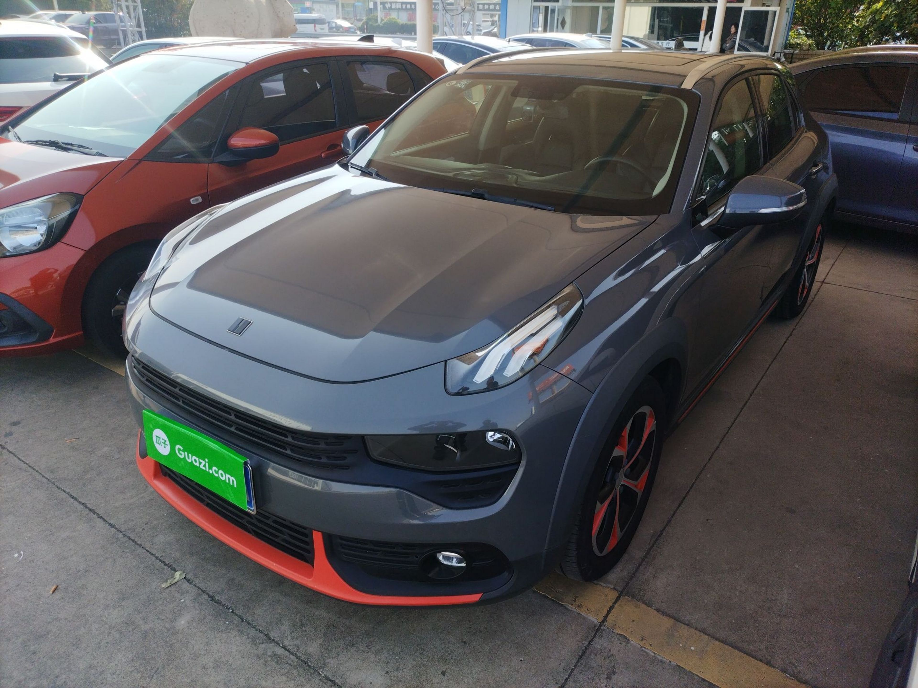 تحت مقدمة السيارة