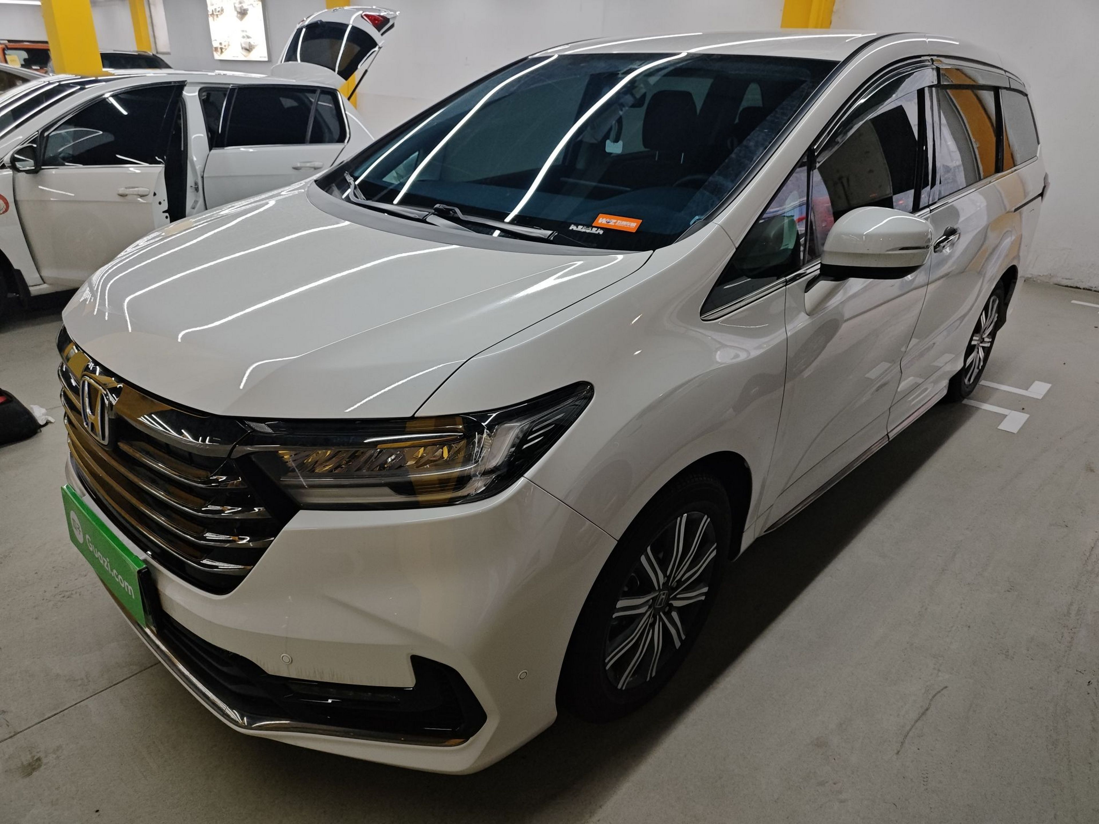 تحت مقدمة السيارة