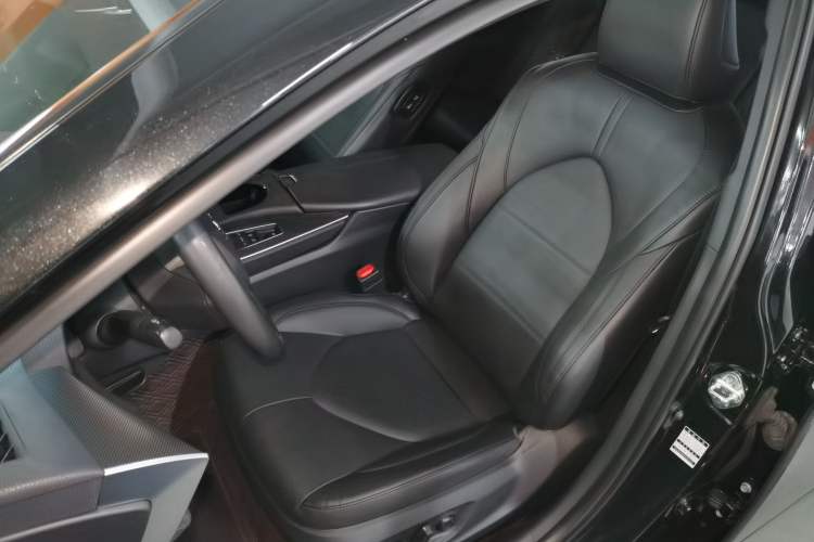 Used Toyota Avalon 2019 Dual-Engine 2.5L Luxury Edition China VI Standard
