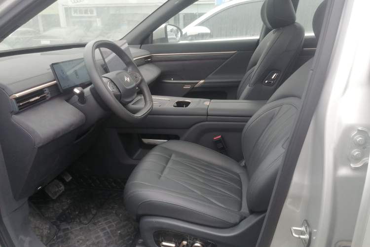 Used  eπ008 2025 210Max Range-Extended Version 5 Seats