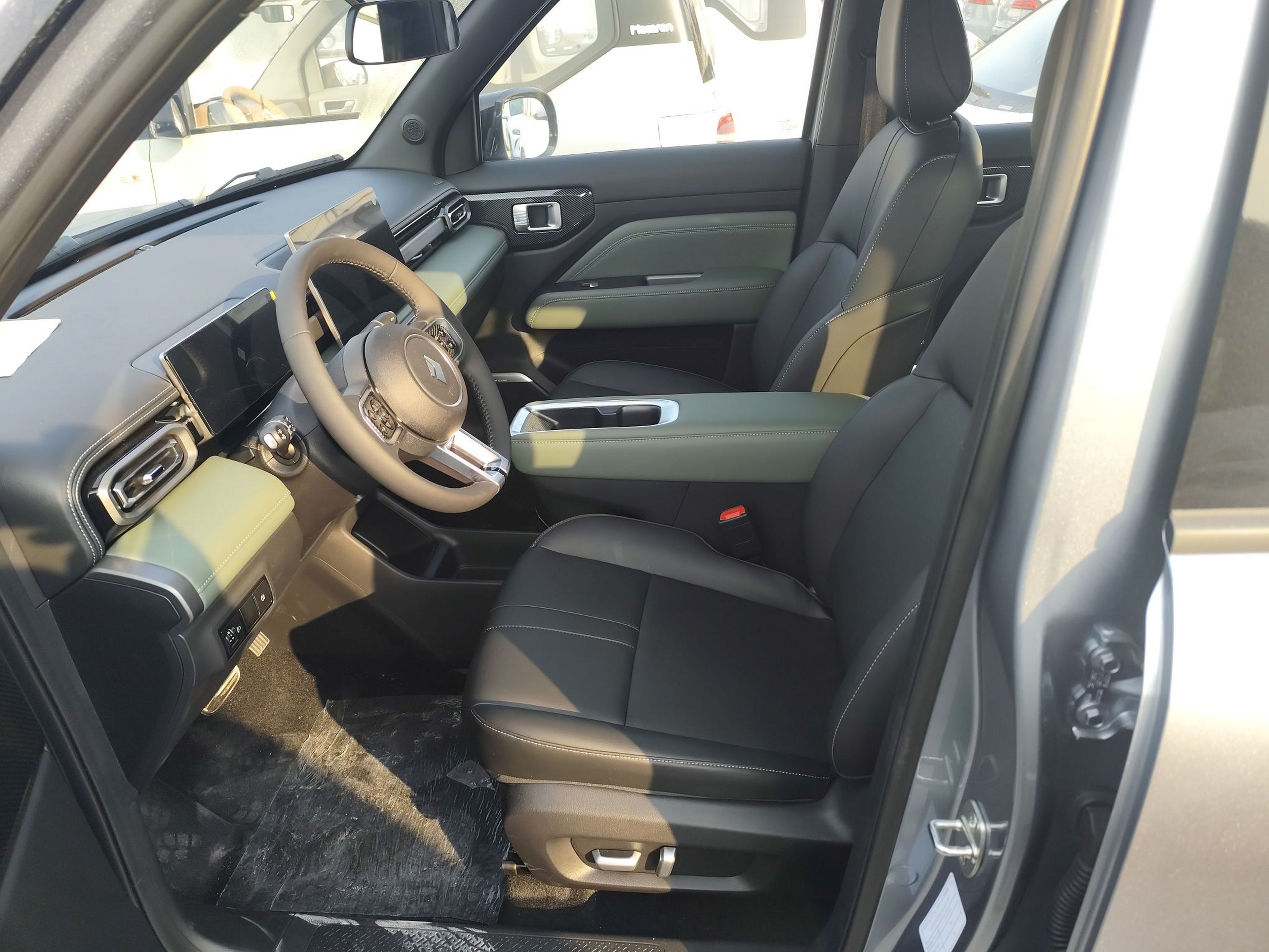 المقاعد الأمامية داخل السيارة