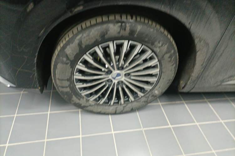 Used Denza D9 2025 DM-i Smart Drive 1020 Four-Wheel Drive Deluxe Model
