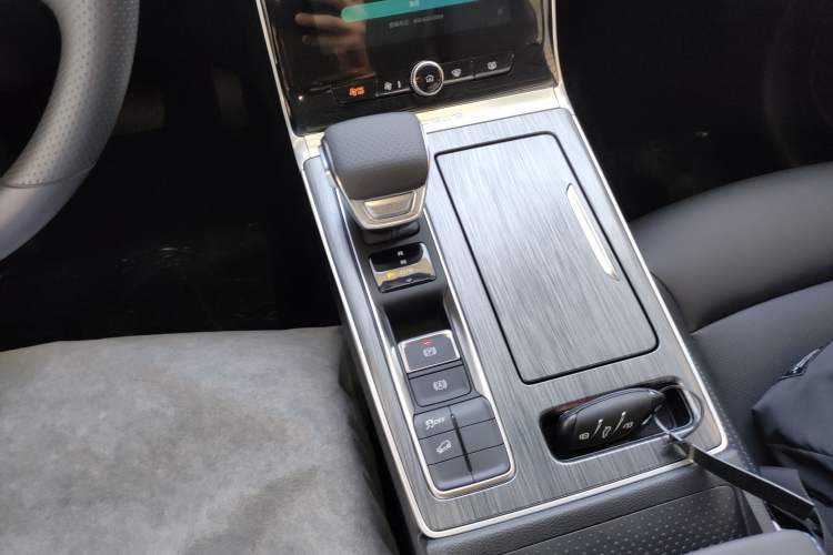 Used Roewe RX5 2023 PLUS 330TGI Automatic Trendsetting Smart Edition
