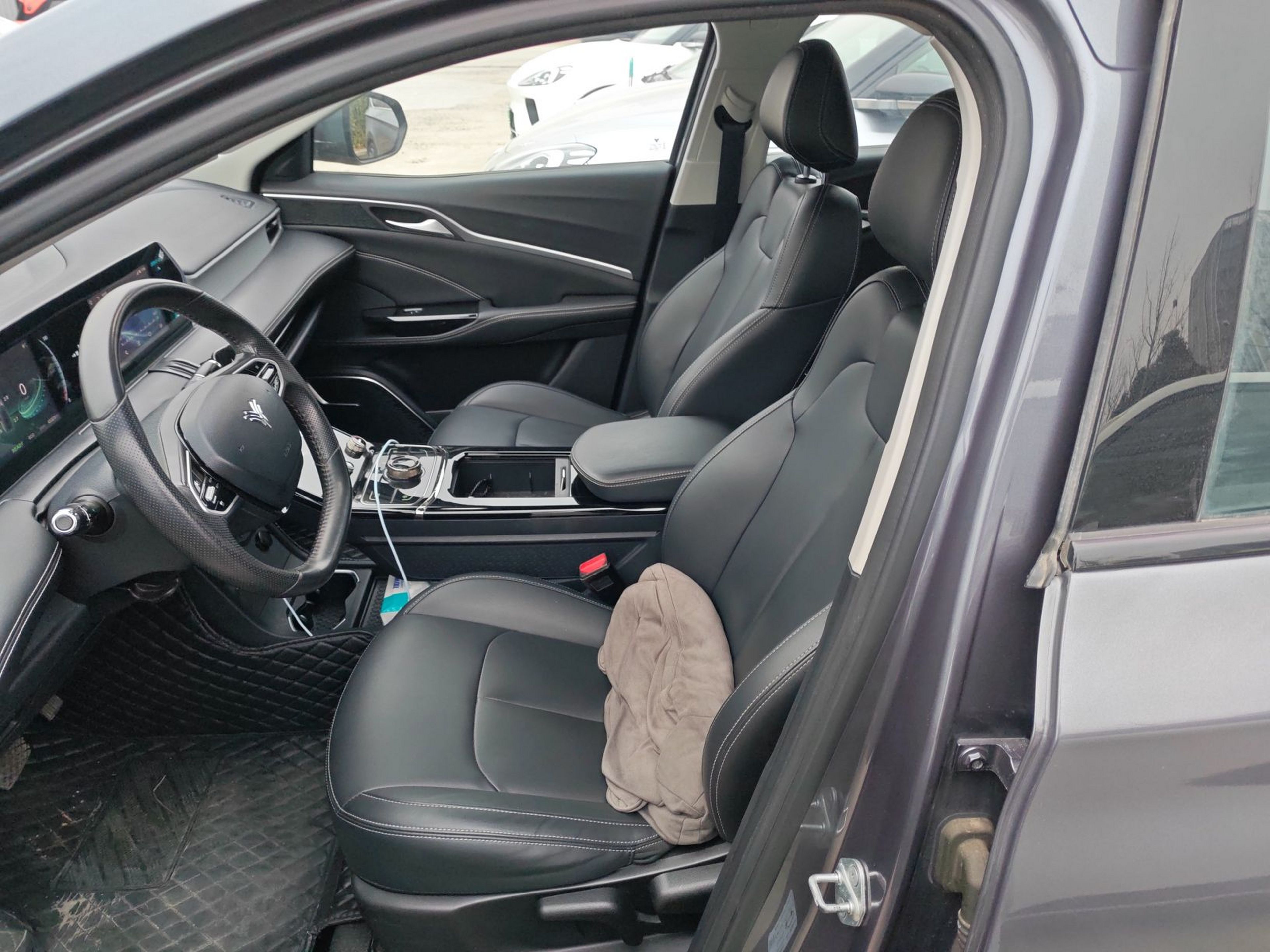 Переднее сиденье в автомобиле