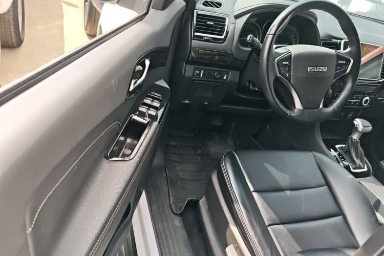 Used Isuzu D-MAX 2020 1.9T Two-Wheel Drive Automatic Comfort Edition China VI Standard RZ4E Hi-Power