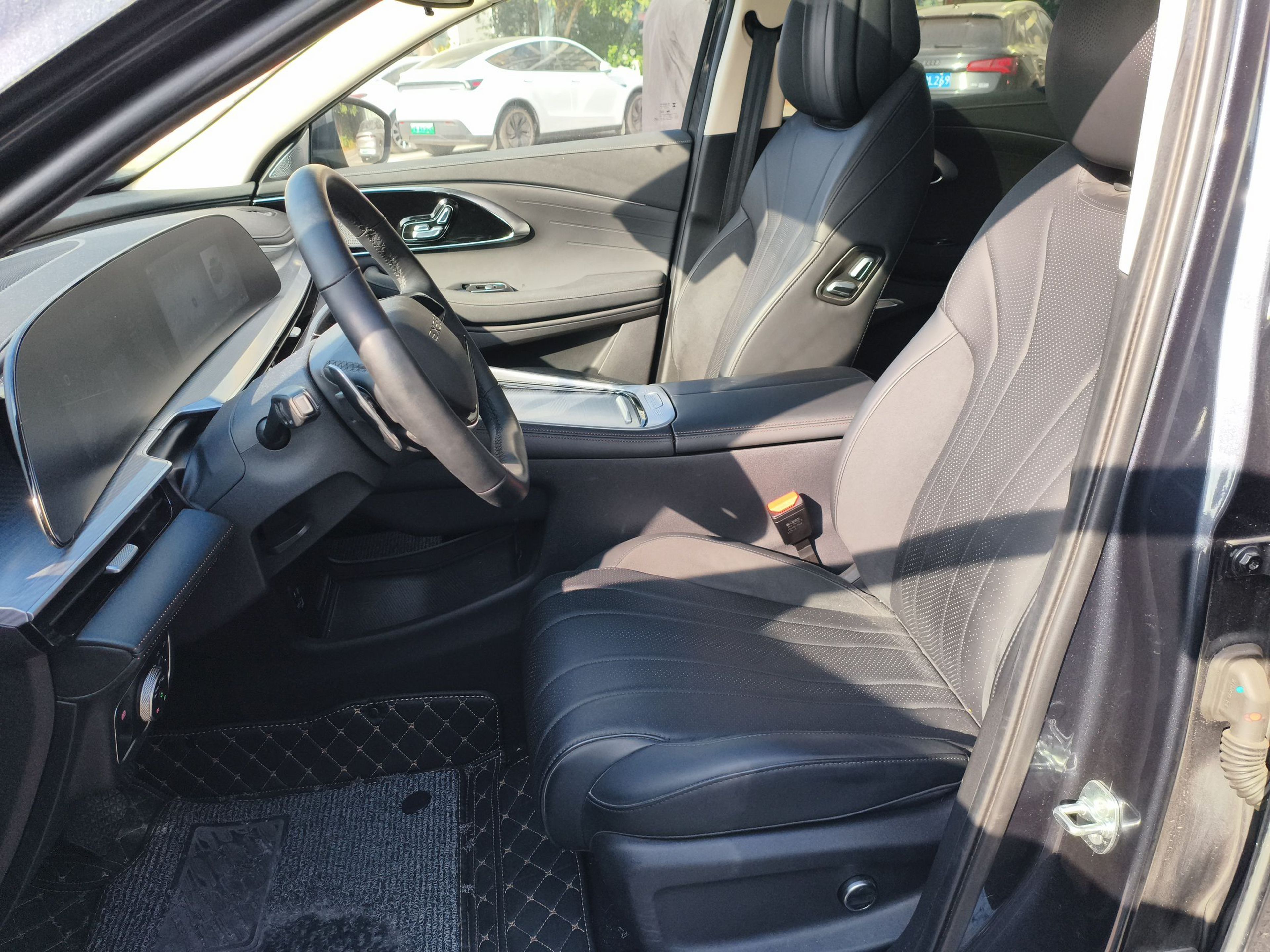 المقاعد الأمامية داخل السيارة