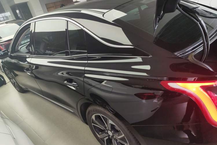 Used Hongqi E-QM5 2023 Base Travel Edition
