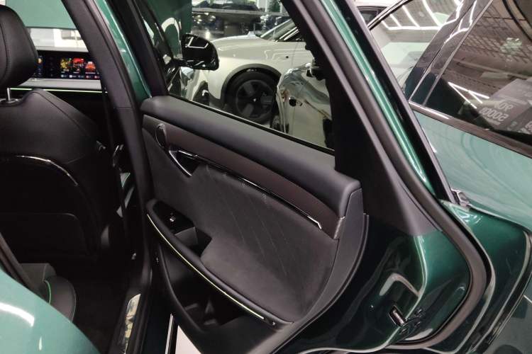 Used VOYAH FREE 2025 318 259 km All-Wheel-Drive Exploration Edition
