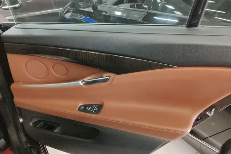 Used BMW 5 Series GT 2014 535i Leading Model
