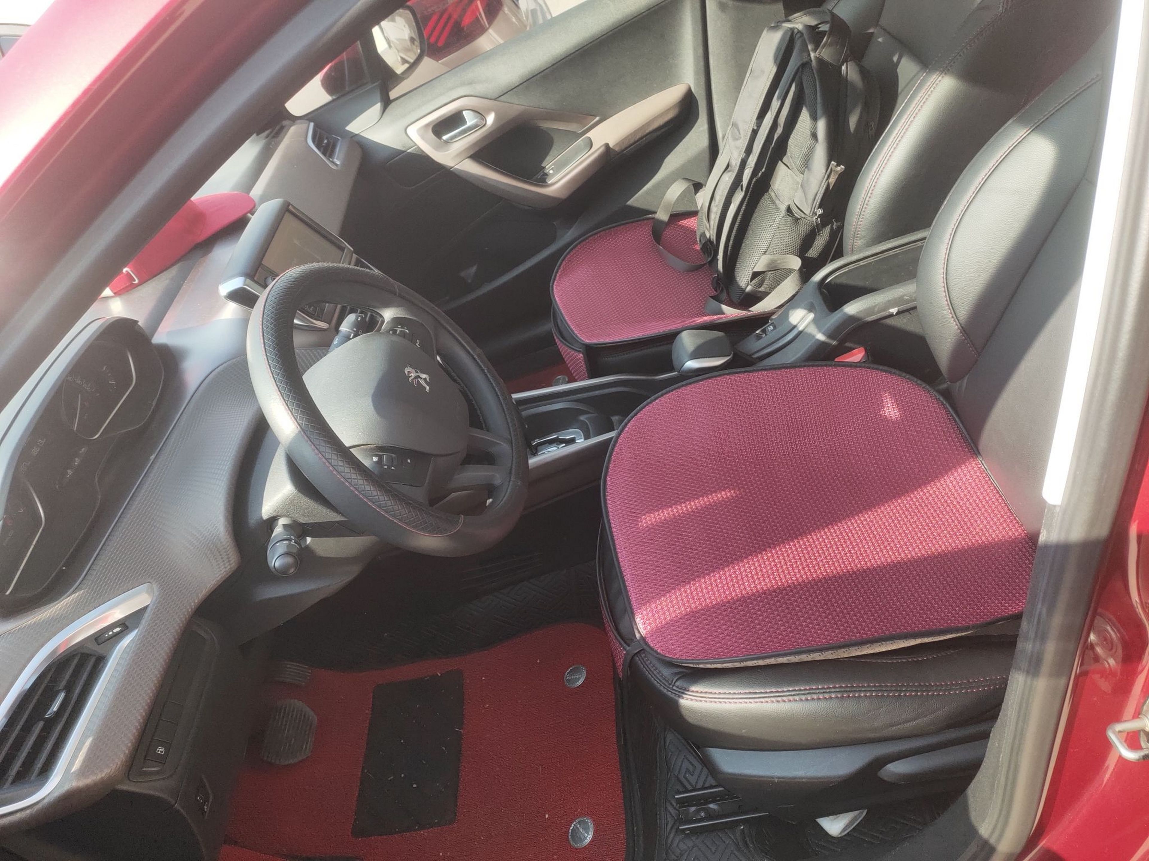 المقاعد الأمامية داخل السيارة