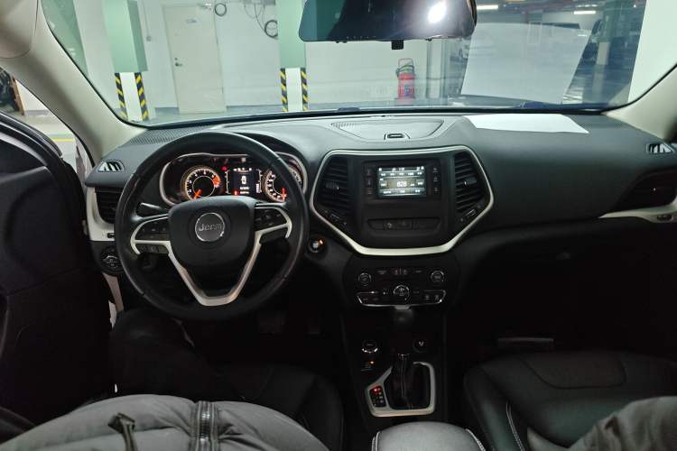 Used  Cherokee 2016 2.4L Professional Edition
