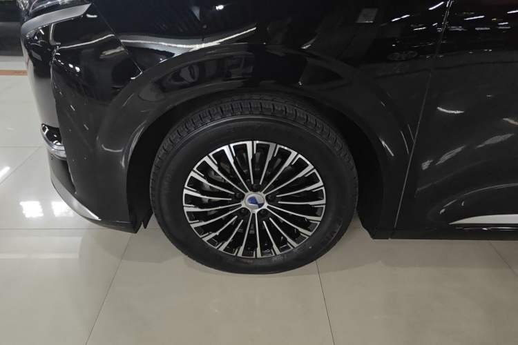 Used Denza D9 2022 DM-i 1040 Prestige Model
