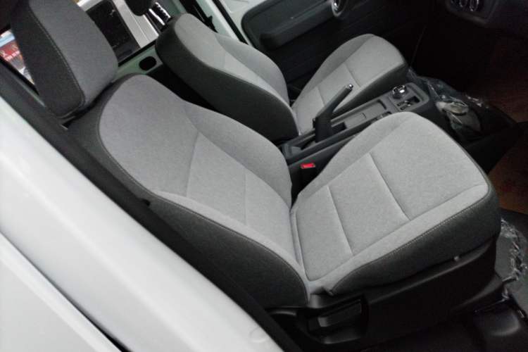 Used Wuling Yangguang 2024 300KM Comfort Version Passenger Van 75kW
