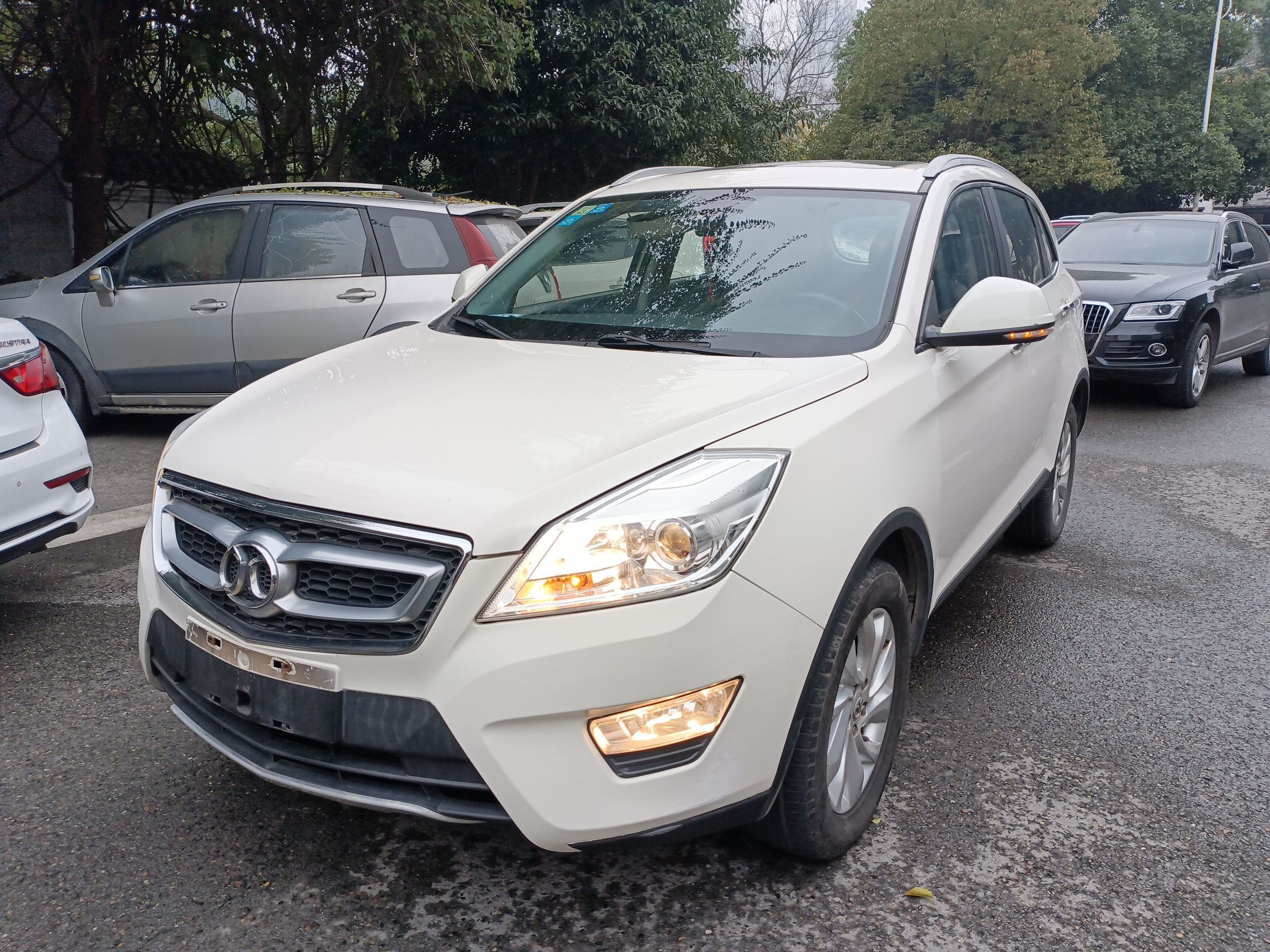 Под передней частью автомобиля