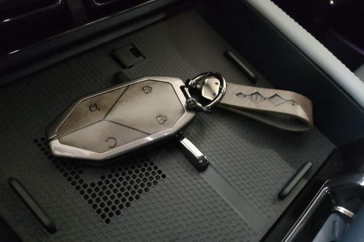 Used  Leopard 5 2023 Explore Edition