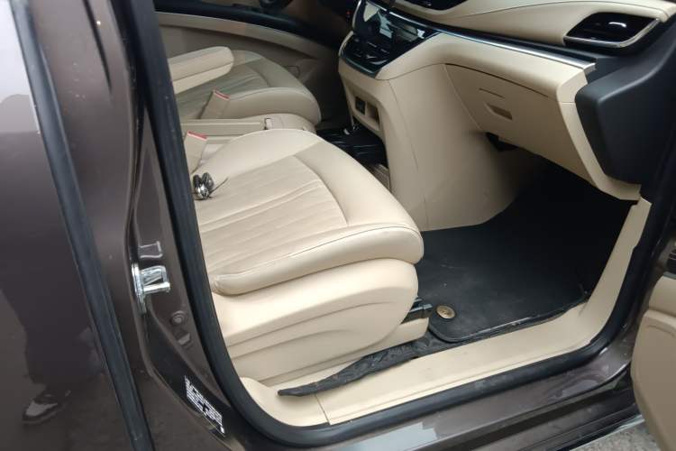 Used Buick GL8 2023 Facelifted Land Cruiser Executive Luxury Version