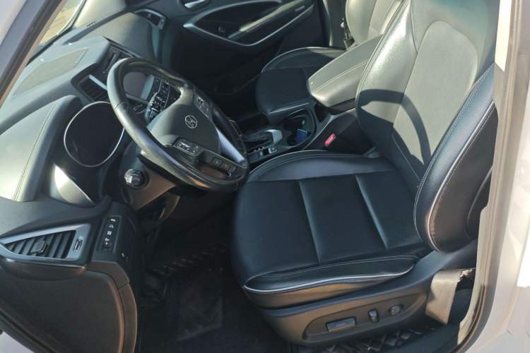 Used Hyundai Santa Fe 2017 2.0T Automatic Two-Wheel Drive Smart Version 7 Seats