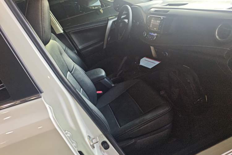 Used Toyota RAV4 2016 2.0L CVT Two-Wheel Drive Fashion Edition China V Standard
