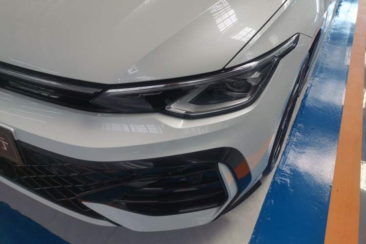 Used Volkswagen Golf 2025 300TSI R-Line
