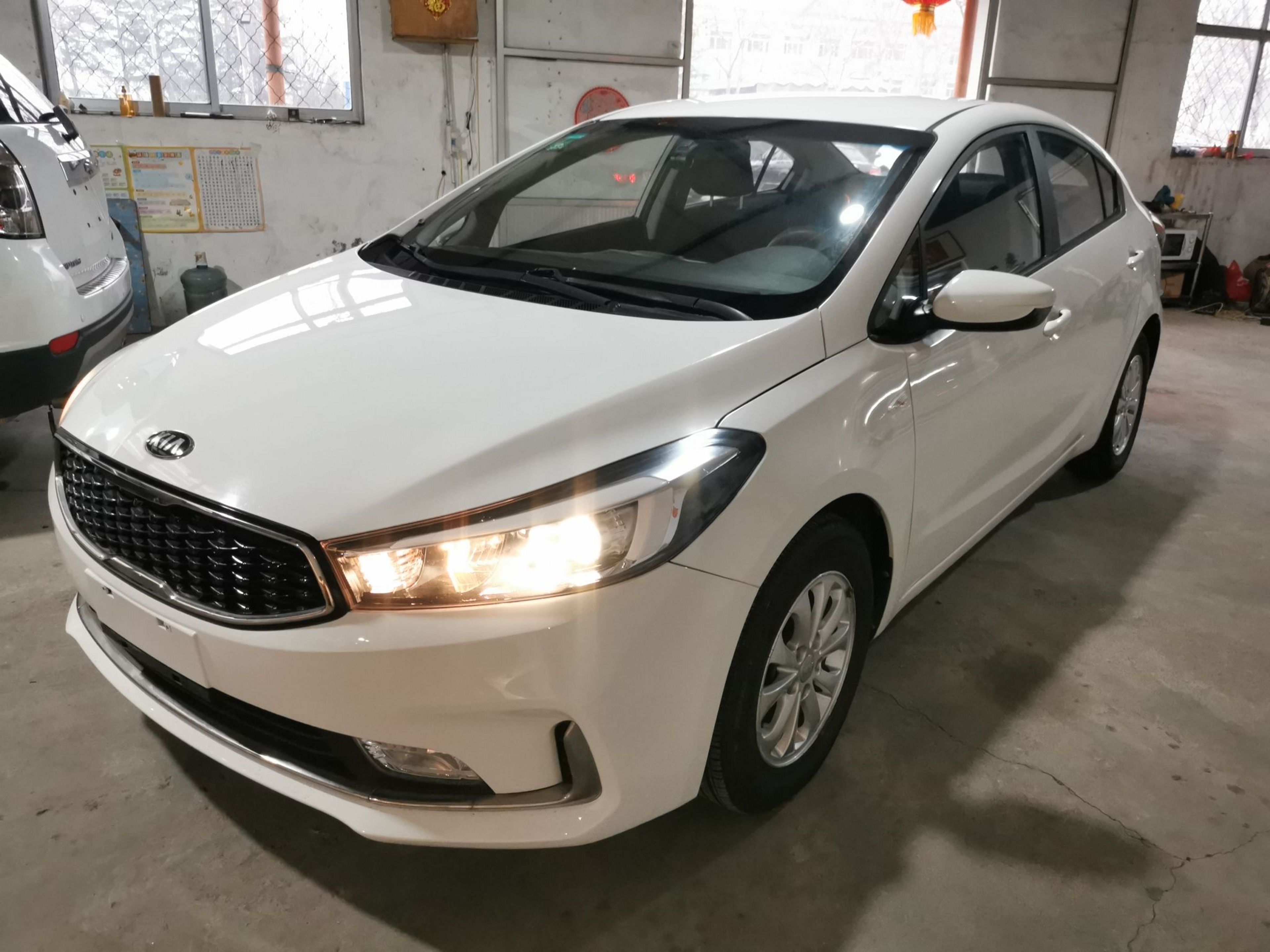 تحت مقدمة السيارة