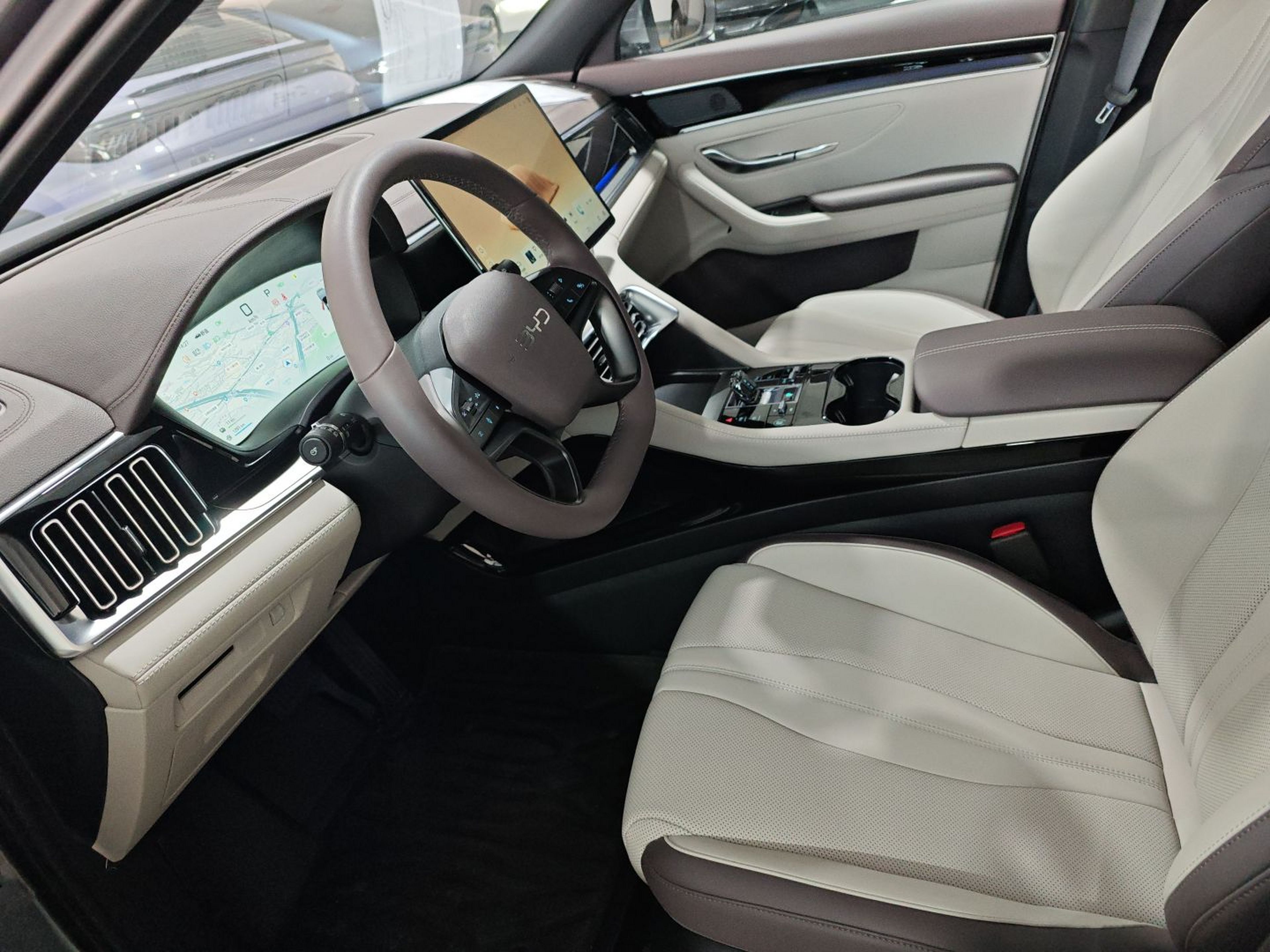 Переднее сиденье в автомобиле