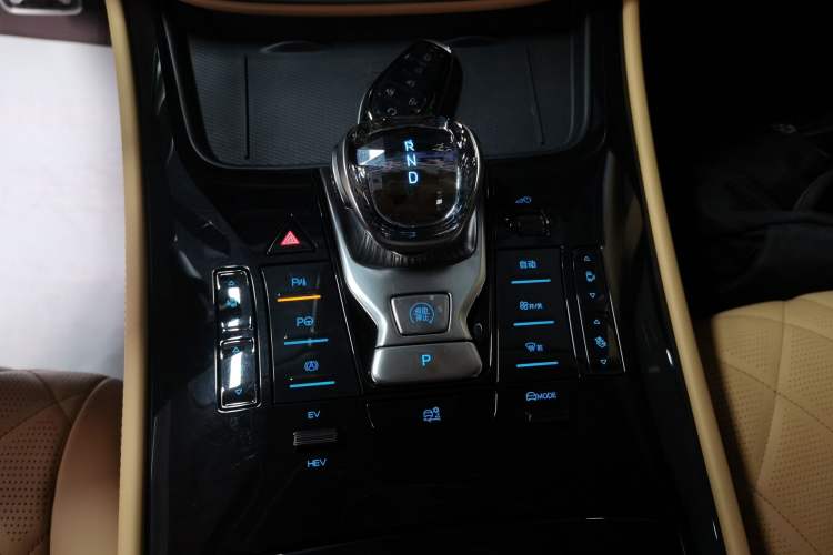 Used Denza D9 2025 DM-i Intelligent Drive 1020 Four-Wheel Drive Prestige Model
