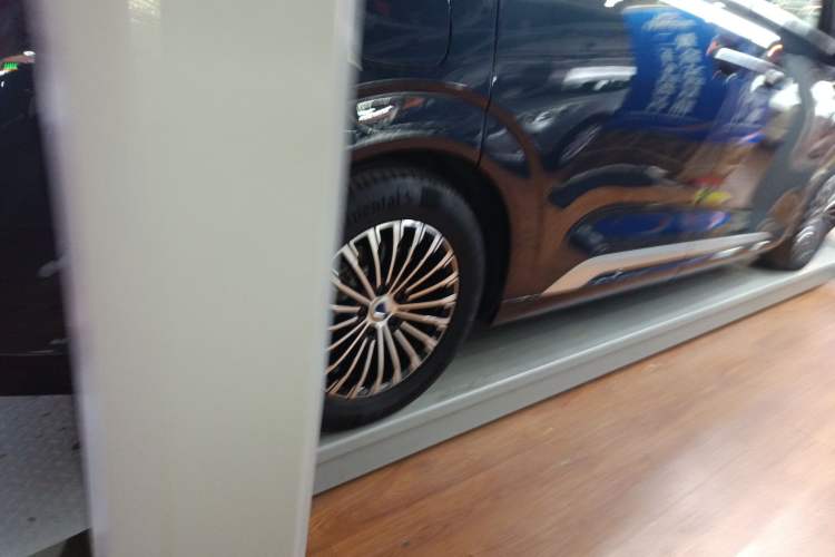 Used Denza D9 2022 DM-i 1040 Prestige Model
